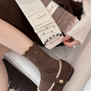 Accoglienti calzini slouch a pois con volant autunnali da donna, dolci calze di maglia.