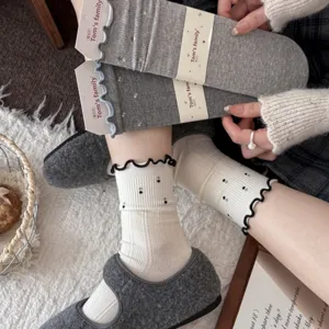 Calzini morbidi da donna con volant e pois, maglia vintage dettagli quotidiani.