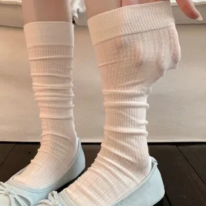 Weisse gerippte Socken Detailansicht mit atmungsaktivem Mesh Material und elastischem Stoff.
