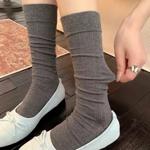 Nahaufnahme der grauen gerippten Waffelsocken mit elastischem Stretch und weicher Textur.