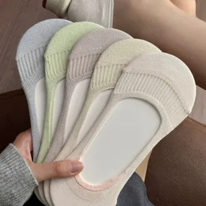 Calze invisibili traspiranti in dettaglio, design antiscivolo ideale per scarpe basse.