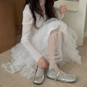 Primo piano dettagliato di calzini trasparenti a pois con fiocco e scarpe da balletto.