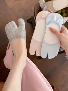 Summer thin tabi split-toe invisible socks with cute bow and anti-slip heel design.