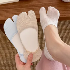 Summer thin two toe split toe socks shallow mouth invisible boat socks anti slip heel solid color