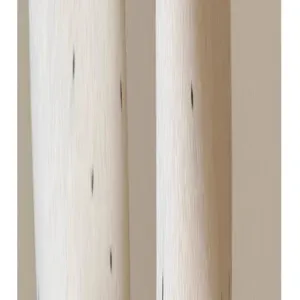 Primo piano del dettaglio della tessitura dei calzini bianchi con linee verticali morbide.