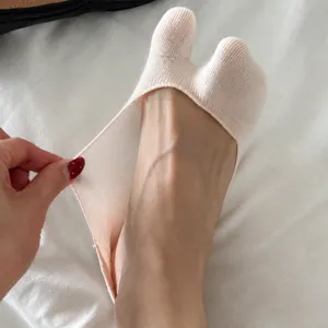 Vista dettagliata di calze tabi da donna senza cuciture, che mostrano una grande elasticità.