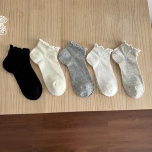Vue détaillée des chaussettes courtes à volants d'été pour femmes, chaussettes en maille.