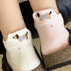 Calzini corti da donna ricamati con bassotto carino estivi calzini di cotone bianco pois