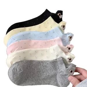 Calzini corti da donna con ricamo di cuccioli simpatici, morbide calze di cotone casual.