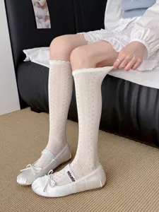Detailansicht weißer Lolita JK Kniestrümpfe mit atmungsaktivem Mesh-Design für Damen.