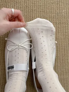 Nahaufnahme der weißen Mesh-Langsocken mit atmungsaktiver Lochmuster-Struktur für den Sommer.