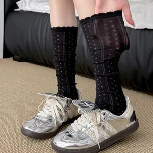 Schwarze transparente Kniestruempfe mit Puenktchen, atmungsaktive Mesh-Modesocken.