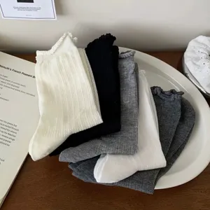 Vue détaillée de chaussettes mi-hautes en maille respirante avec jolis volants pour femmes.