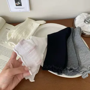 Chaussettes slouch fines d'été pour femmes avec un motif ajouré et bordure en dentelle.