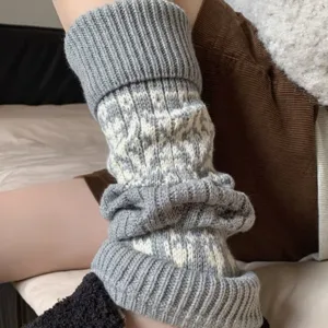 Scaldamuscoli in maglia Fair Isle grigio retro. Calze spesse e calde per lo stile invernale.