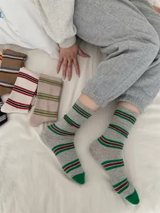 Dettaglio calzini a metà polpoggio a righe comodi, cotone morbido, stile casual quotidiano.