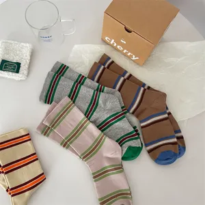 Comode calze in cotone puro con classiche righe colorate. Morbide, traspiranti e versatili per outfit.