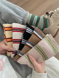 Calzini donna in cotone a righe stile coreano, comodi casual, visuale dettaglio prodotto.