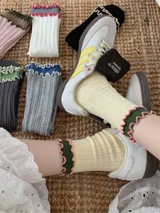 Contrast color lettuce edge socks retro sweet mid tube pure cotton socks detail display