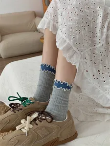 Contrast color lettuce edge women's socks, Japanese retro sweet style, cotton mid-tube detail view.