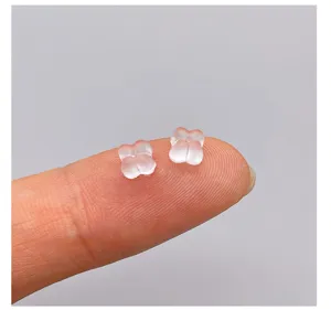 Topes de pendientes de trébol de plástico transparente para accesorios de joyería.