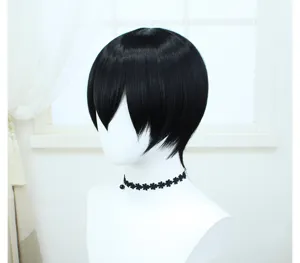 Detailopname van een zwarte korte cosplaypruik op een paspop met kanten chokerhalsband.