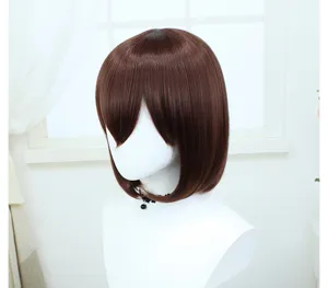 Perruque cosplay marron courte avec frange et cuir chevelu simule pour coiffure d'anime.