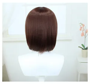 Perruque courte marron pour cosplay en fibre synthetique, vue de dos sur mannequin.