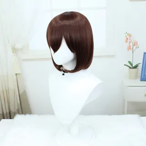 Courte perruque cosplay marron avec cuir chevelu naturel pour style anime et quotidien.