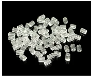 Vue detaillee de dos de boucles d'oreilles en plastique transparent pour pieces DIY.