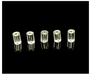 Gros plan detaille des embouts de boucle d'oreille cylindriques en plastique transparent.