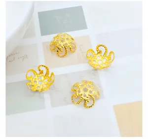 Goldene hohle Perlenkappen Metall Filigran Basis fuer DIY Schmuckherstellung und Basteln.