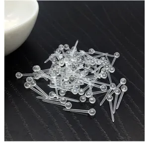 Vue détaillée de clous d'oreilles en plastique transparent, idéale pour les bijoux DIY.