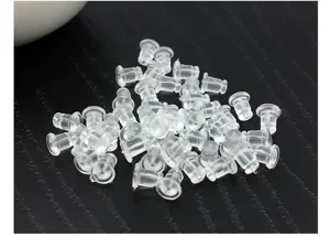 Vue de detail des fermoirs de boucles d'oreilles en plastique transparent pour bricolage.