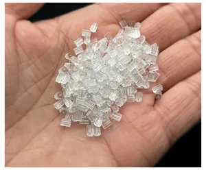Vue détaillée de dos de boucles d'oreilles en plastique transparent pour bijoux DIY.