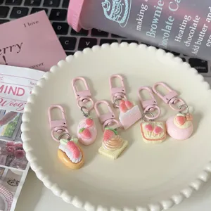 Mignon Dessin Animé Simulation Fraise Dessert Pain Gâteau Résine Porte-clés Sac Pendentif Mignon Nourriture Jouet Porte-clé Charme Accessoire
