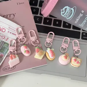 Porte-clés mignons de dessert de fraise de dessin animé, pendentifs de sac de gâteau de résine.