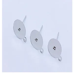Detailansicht von 12mm galvanisierten flachen Ohrringstiften mit Öse fuer DIY Schmuck basteln.