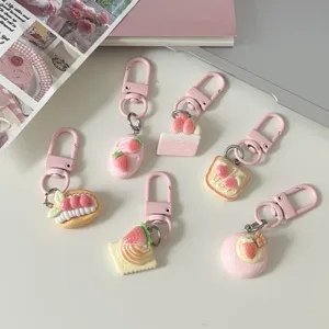 Jolis porte-clés dessert fraise de dessin animé, breloques miniatures de gâteau pour sacs et clés.