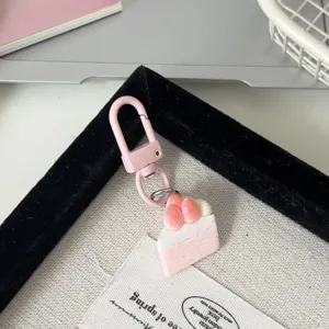 Mignon porte-clés gâteau aux fraises rose simulation dessert sac pendentif accessoire
