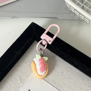 Porte-clés gâteau fraise dessin animé mignon, pendentif de sac dessert miniature.