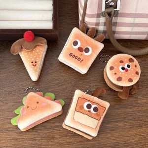 Gedetailleerde close-up van schattige pluche sleutelhangers met brood- en snackontwerp.