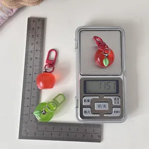 Dettaglio portachiavi mela 3D trasparente che mostra dimensioni, peso e ciondolo di frutta.