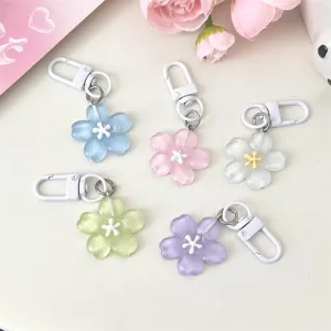 Vue détaillée de porte-clés fleurs de cerisier en gelée colorés avec fermoirs blancs mignons.