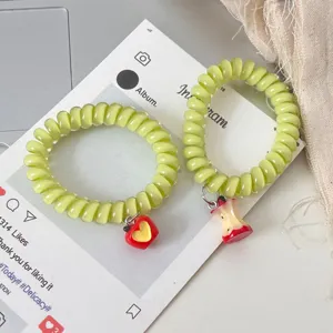 Set di elastici per capelli a spirale con torsolo di mela e ciondolo a cuore stile grazioso.