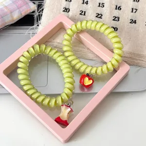 Simpatico elastico per capelli a spirale torsolo di mela, accessorio dolce e carino.
