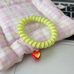 Elastico per capelli a filo di telefono verde chiaro con ciondolo a mela rossa dolce stile.