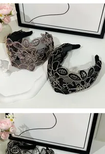 Elegante cerchietto largo in pizzo nero da donna con ricamo floreale per acconciature moda.