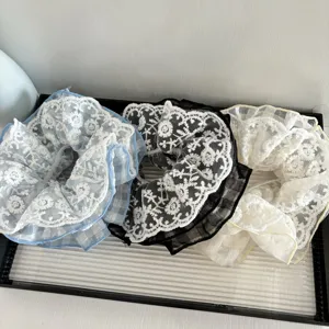 Vue détaillée chouchou dentelle style coréen, accessoire cheveux design floral multicouche.
