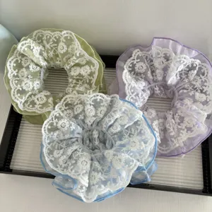 Détails des chouchous à cheveux en dentelle multicouche vert, bleu et violet duveteux.